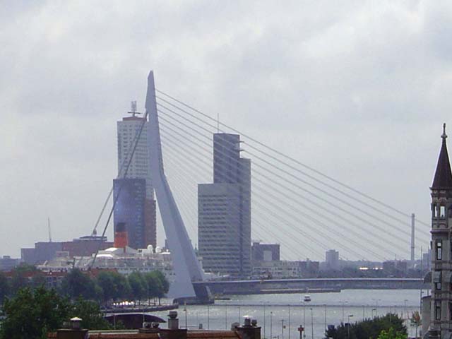 Cruiseschip ms Queen Elizabeth II van Cunard Line aan de Cruise Terminal Rotterdam